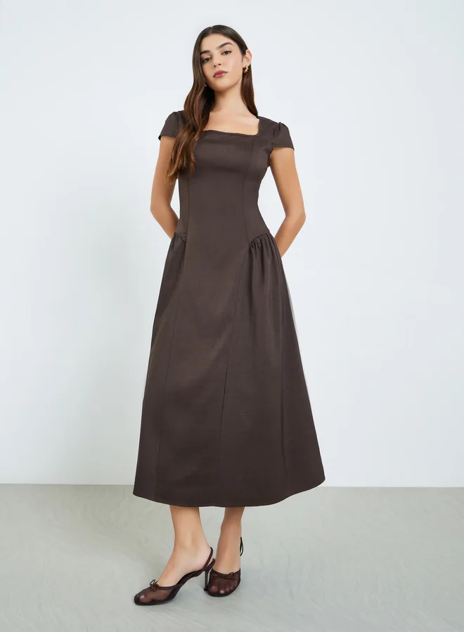 ستايلي فستان نسائي بني بياقة مربعة وخط  متوسط الطول